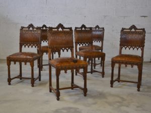 suite de chaises de style gothique