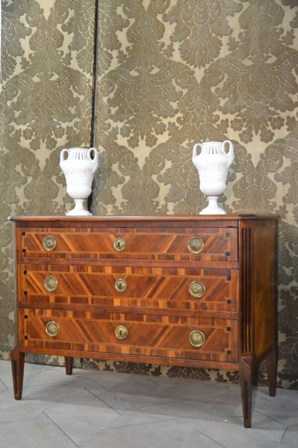 Transition style chest of drawers in 18th century marquetry