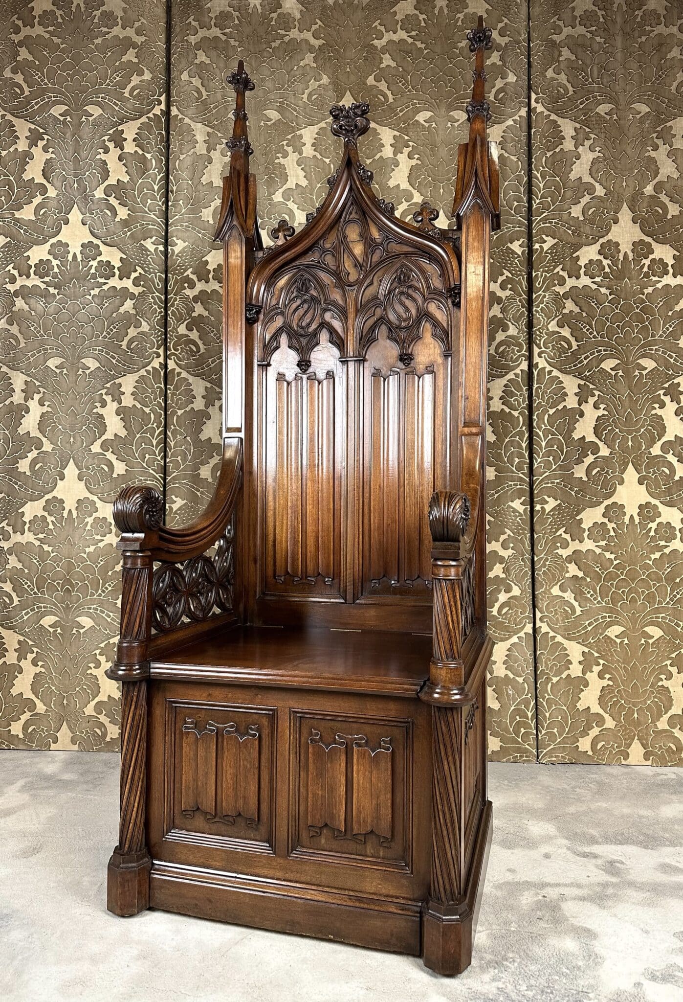 Fauteuil cathèdre chayère de style gothique en noyer 19ème siècle ...