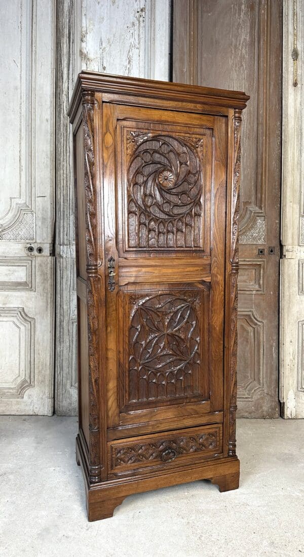 Armoire gothique en châtaignier époque 1900