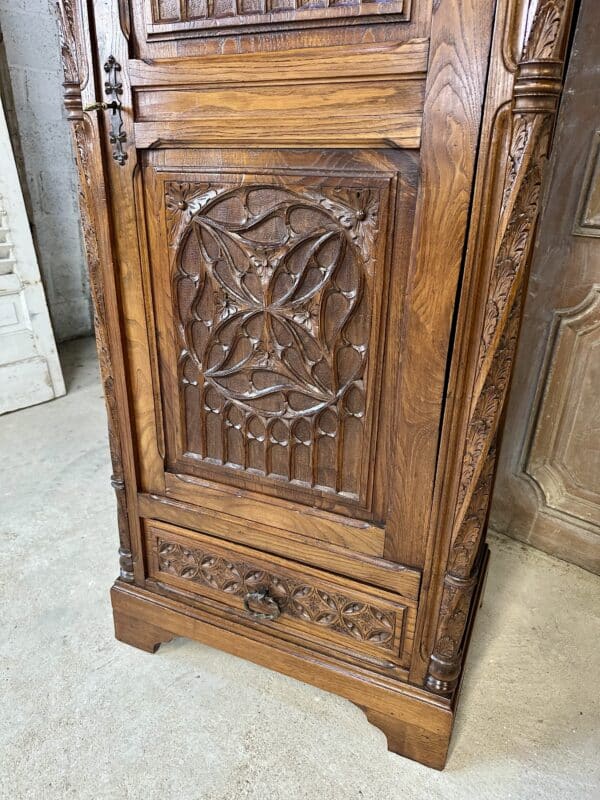 Armoire gothique en châtaignier époque 1900 – Image 3