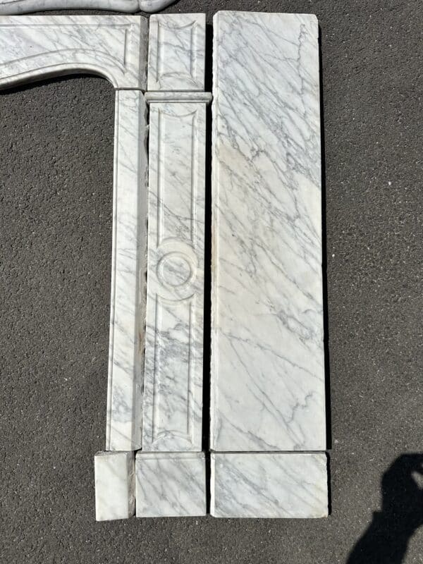 Cheminée pompadour de style Louis XV en marbre blanc – Image 2