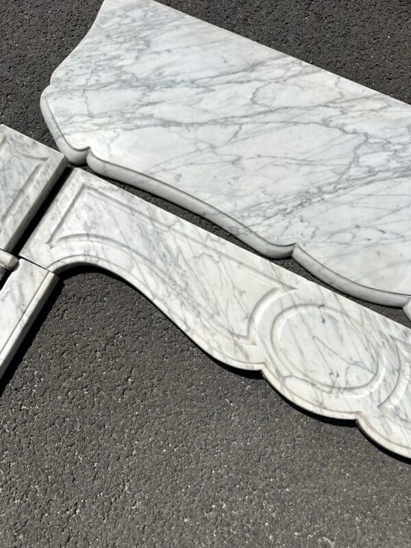 Cheminée pompadour de style Louis XV en marbre blanc – Image 9