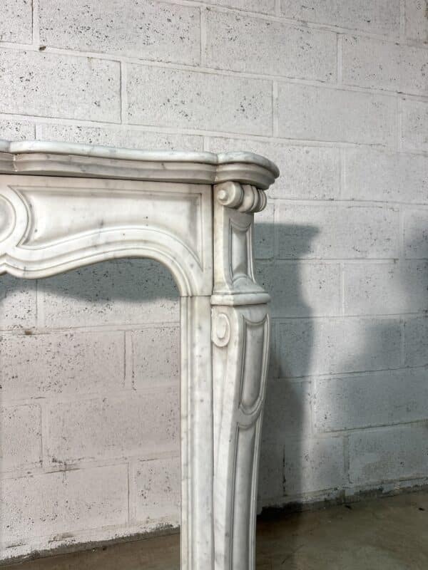 Petite cheminée de style Louis XV en marbre blanc 19e siècle – Image 3
