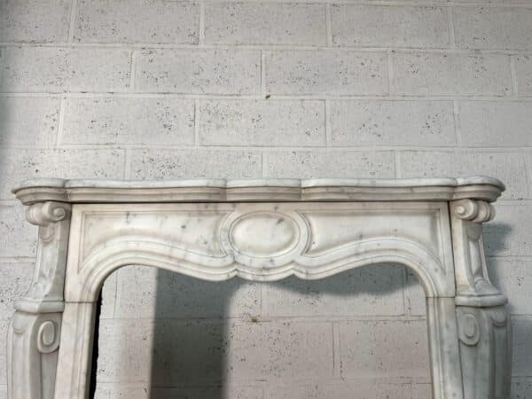 Petite cheminée de style Louis XV en marbre blanc 19e siècle – Image 5