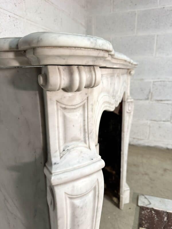 Petite cheminée de style Louis XV en marbre blanc 19e siècle – Image 7