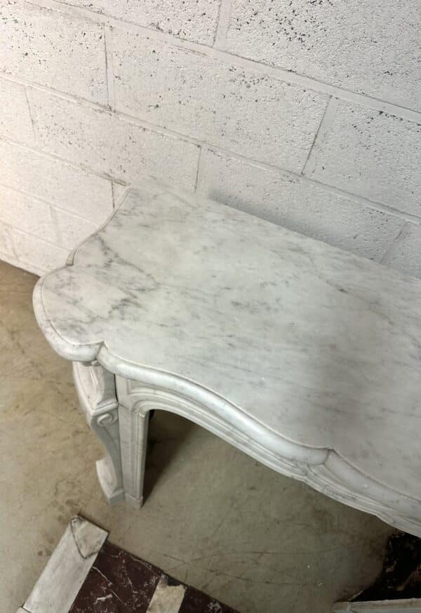 Petite cheminée de style Louis XV en marbre blanc 19e siècle – Image 9