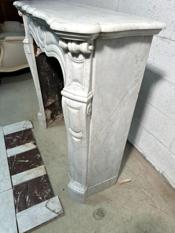 Petite cheminée de style Louis XV en marbre blanc 19e siècle – Image 12