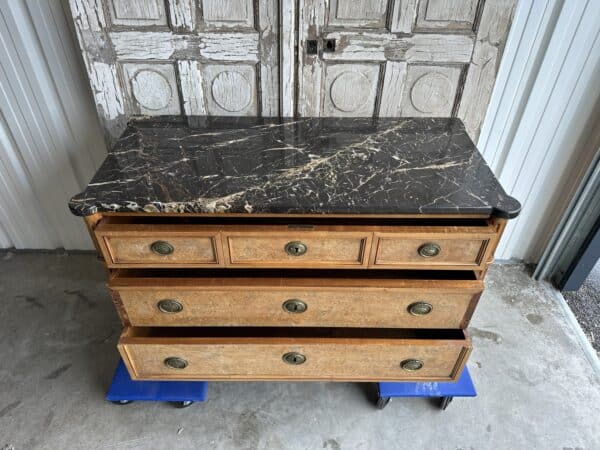 Commode de style Louis XVI en orme circa 1950 – Image 3