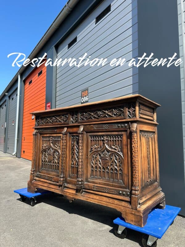 Buffet de style gothique