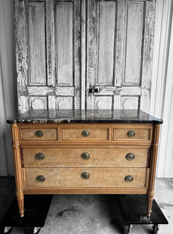 Commode de style Louis XVI en orme circa 1950