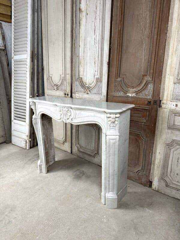 Cheminée de style Louis XV en marbre blanc de carrare époque fin 19e siècle – Image 4