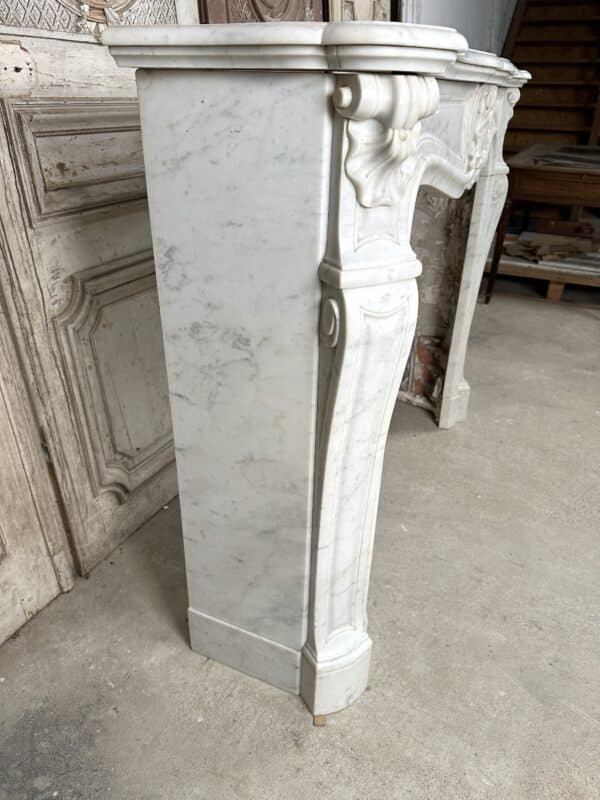 Cheminée de style Louis XV en marbre blanc de carrare époque fin 19e siècle – Image 5