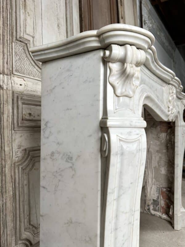 Cheminée de style Louis XV en marbre blanc de carrare époque fin 19e siècle – Image 7