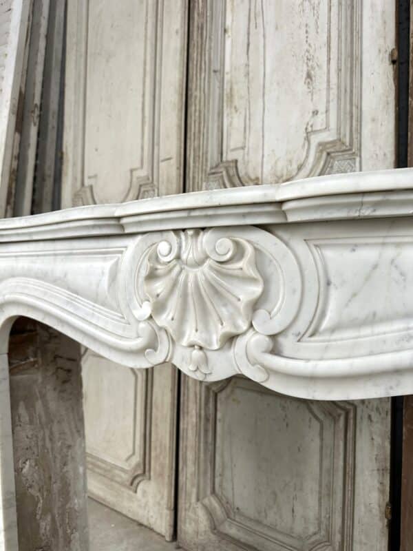 Cheminée de style Louis XV en marbre blanc de carrare époque fin 19e siècle – Image 8