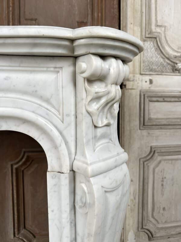 Cheminée de style Louis XV en marbre blanc de carrare époque fin 19e siècle – Image 10