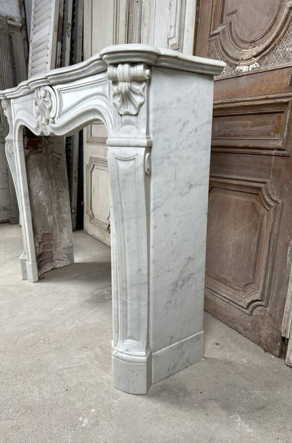 Cheminée de style Louis XV en marbre blanc de carrare époque fin 19e siècle – Image 11