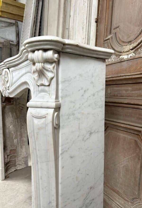 Cheminée de style Louis XV en marbre blanc de carrare époque fin 19e siècle – Image 12