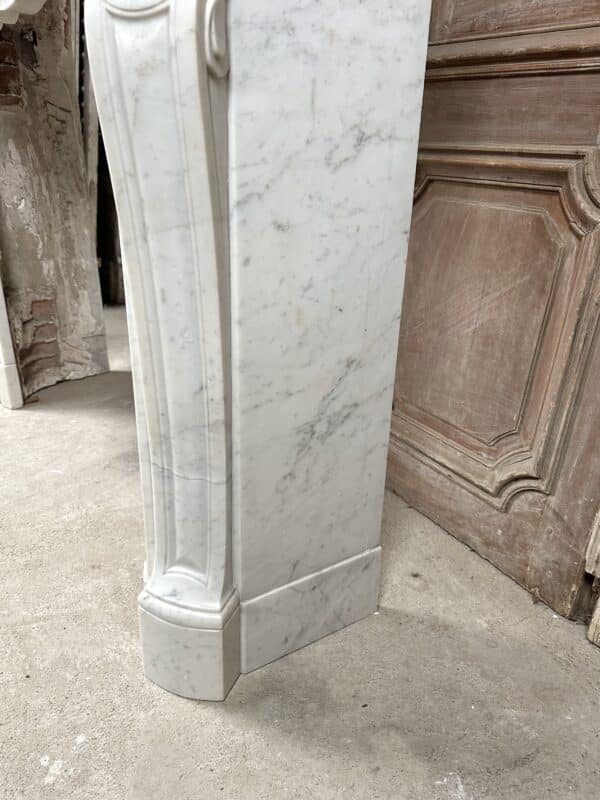 Cheminée de style Louis XV en marbre blanc de carrare époque fin 19e siècle – Image 13