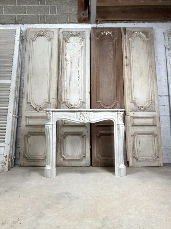 Cheminée de style Louis XV en marbre blanc de carrare époque fin 19e siècle – Image 2