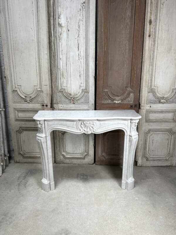 Cheminée de style Louis XV en marbre blanc de carrare époque fin 19e siècle – Image 3