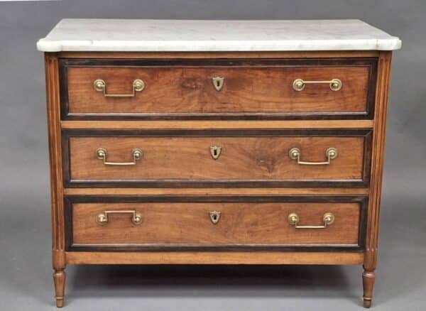 Commode Louis XVI en noyer vers 1800