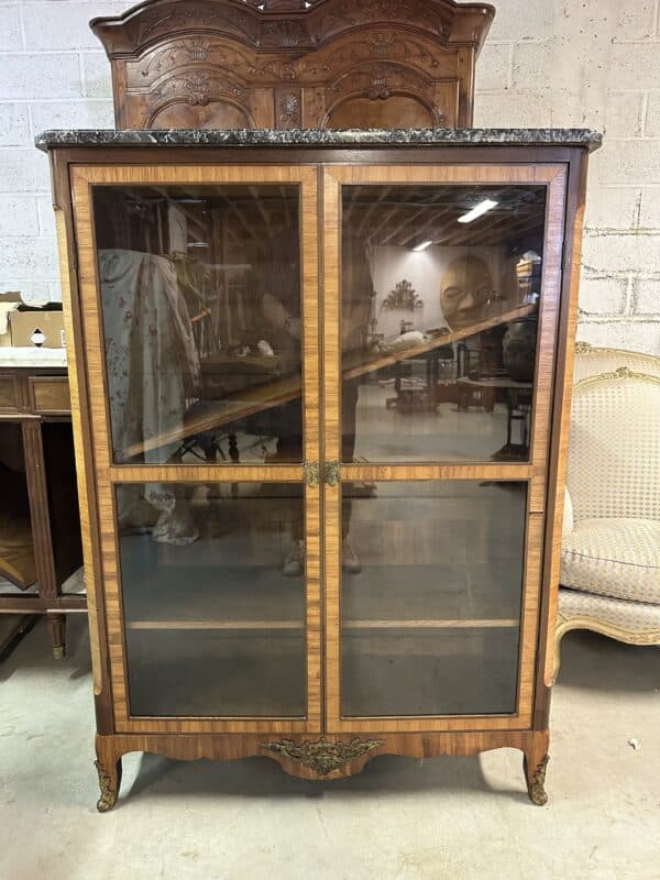 Vitrine en marqueterie style Transition époque 19e siècle