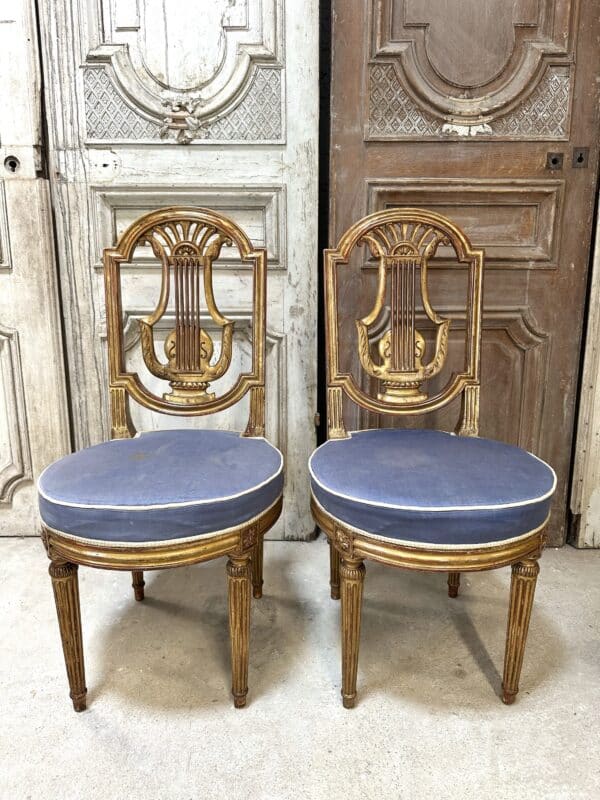 Paire de chaises style Louis XVI en bois doré