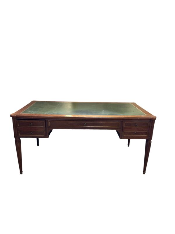 Bureau plat de style Louis XVI dessus cuir vert