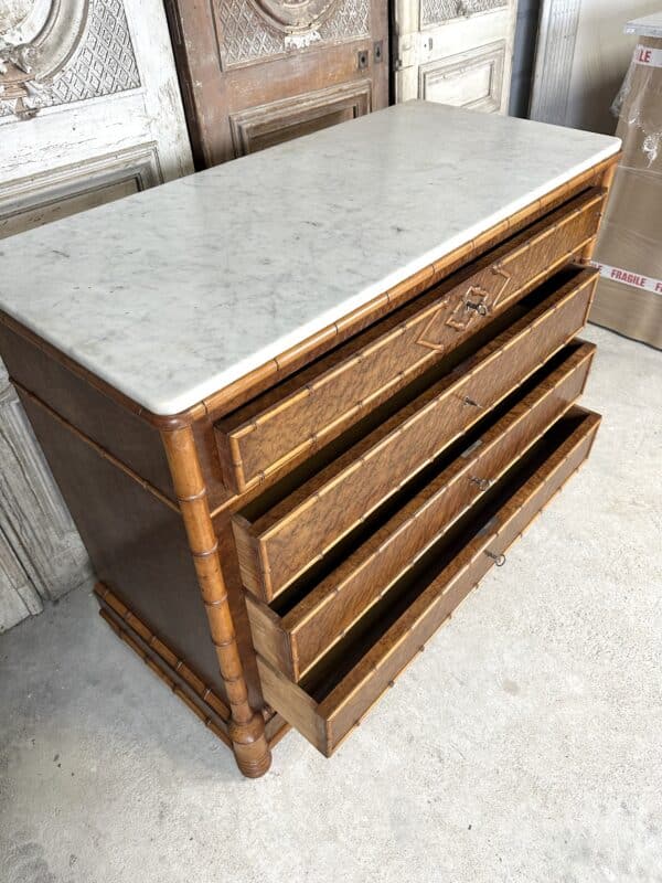 Commode faux bambou en érable époque fin 19e siècle – Image 11