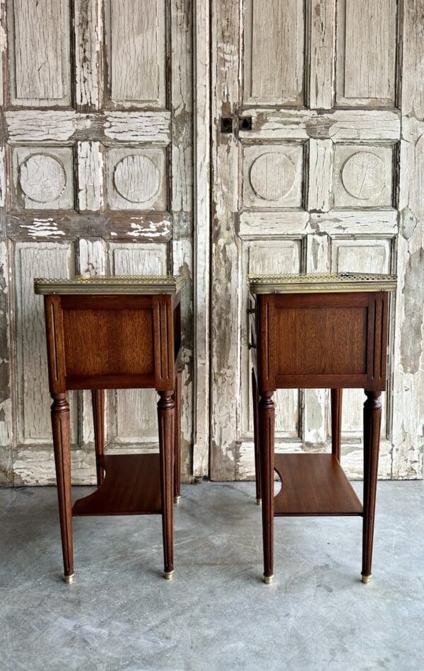 Paire de chevets en acajou style Louis XVI circa 1960 – Image 7
