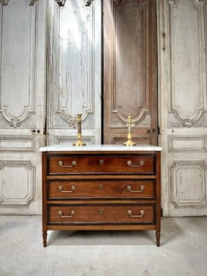 Commode Louis XVI en noyer vers 1800