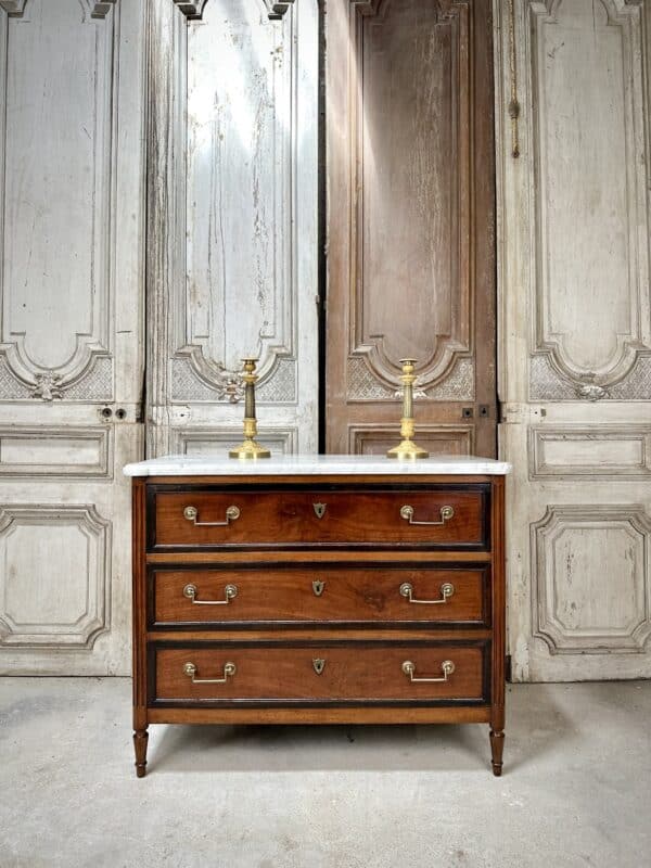 Commode Louis XVI en noyer vers 1800