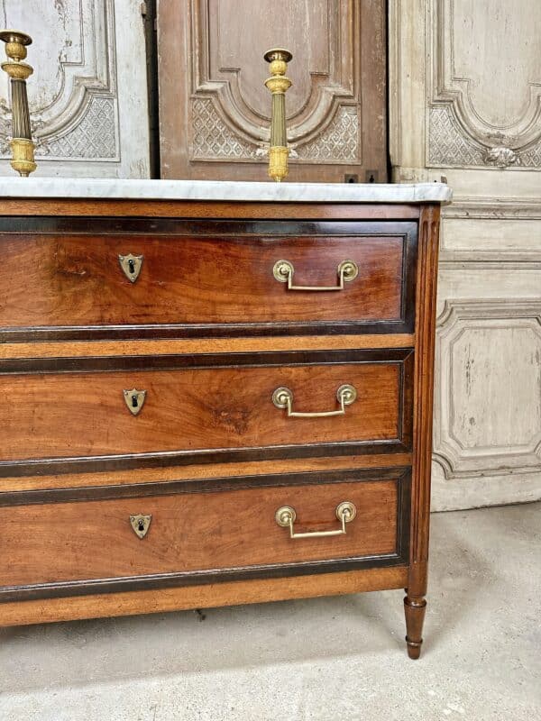 Commode Louis XVI en noyer vers 1800 – Image 4