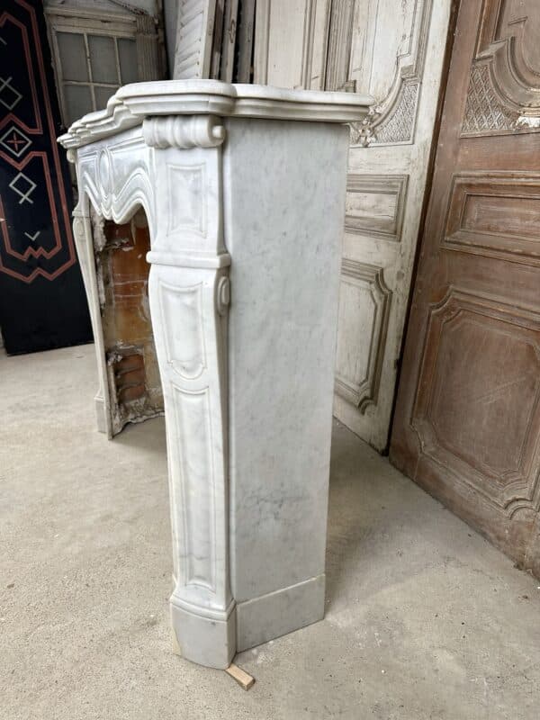 Cheminée pompadour en marbre blanc de carrare époque fin 19e siècle – Image 6