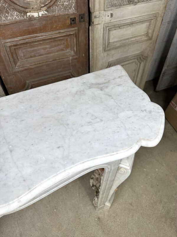 Cheminée pompadour en marbre blanc de carrare époque fin 19e siècle – Image 11