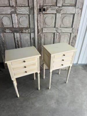 Paire de chevets en bois laqué style Louis XVI