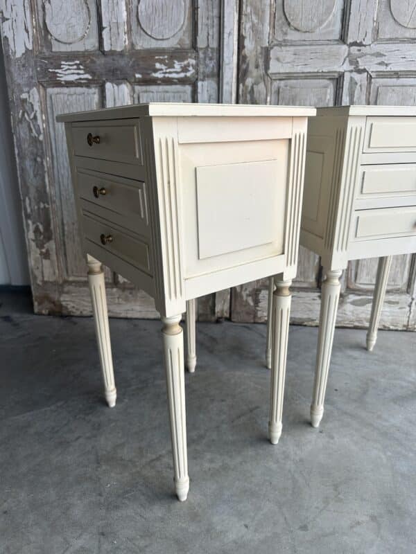 Paire de chevets en bois laqué style Louis XVI – Image 3