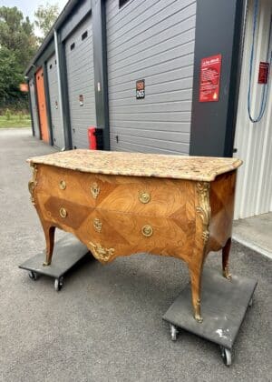 Large commode de style Louis XV milieu 20e siècle