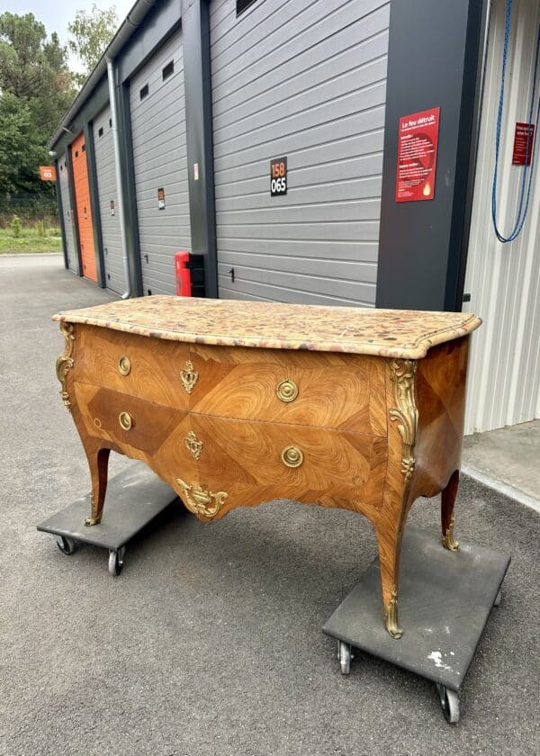 Large commode de style Louis XV milieu 20e siècle