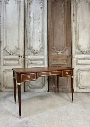 Bureau plat de style Louis XVI en acajou
