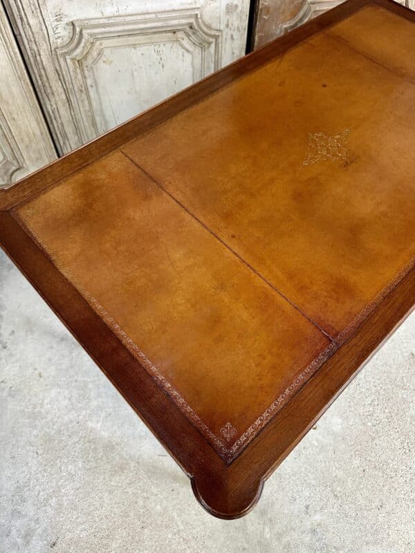 Bureau plat de style Louis XVI en acajou – Image 4