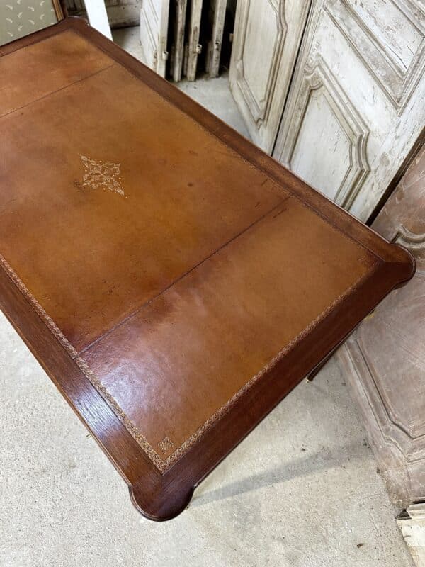 Bureau plat de style Louis XVI en acajou – Image 5