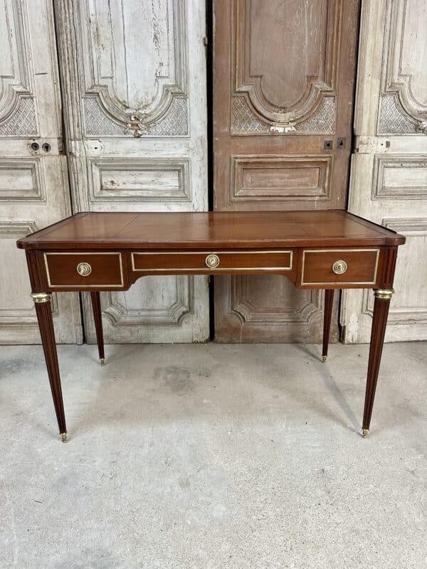 Bureau plat de style Louis XVI en acajou – Image 2