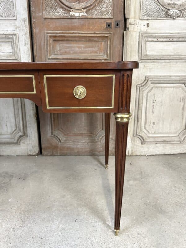 Bureau plat de style Louis XVI en acajou – Image 6