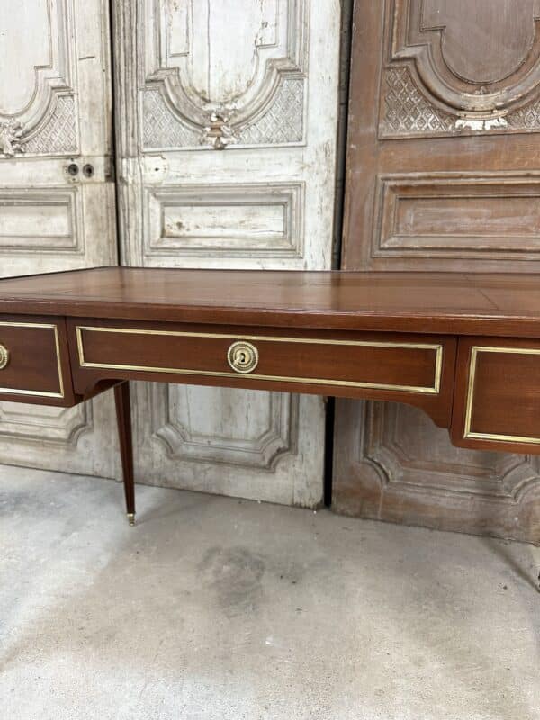 Bureau plat de style Louis XVI en acajou – Image 7