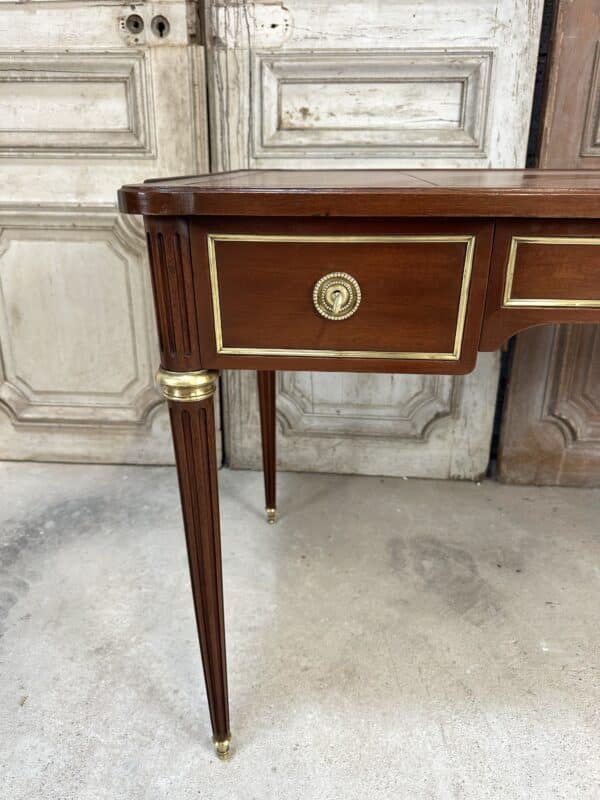 Bureau plat de style Louis XVI en acajou – Image 8