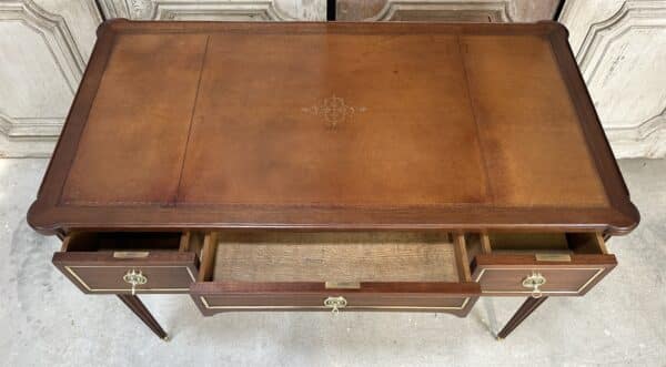 Bureau plat de style Louis XVI en acajou – Image 9