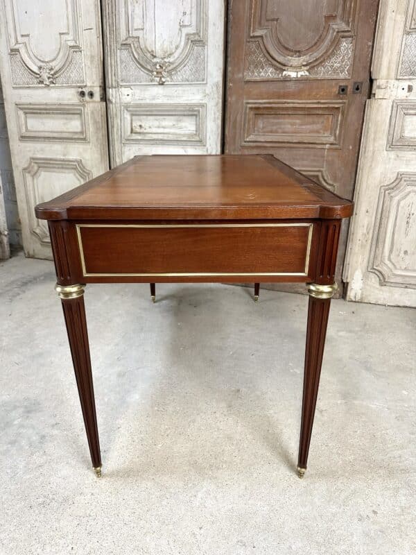Bureau plat de style Louis XVI en acajou – Image 10