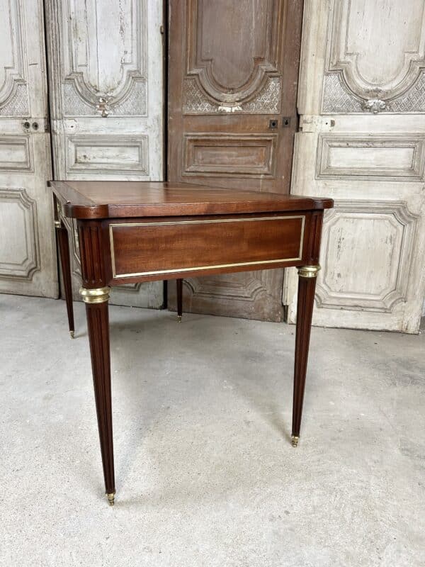 Bureau plat de style Louis XVI en acajou – Image 12